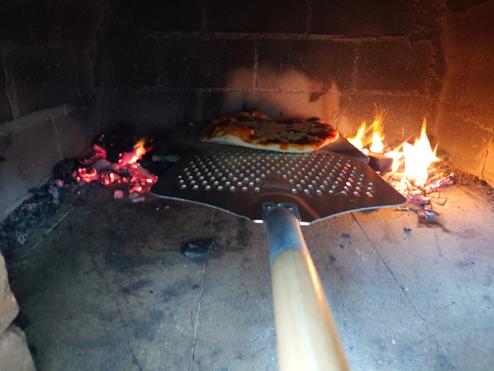 Pizza oven fire Guest House Kurotaki